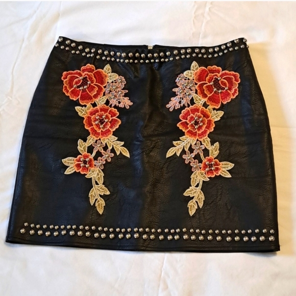 Studded faux leather skirt w/embroidery - Picture 3 of 9